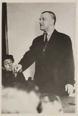 Фотография «Владимир Маяковский с графином».